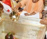 गोरखनाथ मंदिर में रुद्राभिषेक करते सीएम योगी आदित्यनाथ।