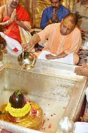गोरखनाथ मंदिर में रुद्राभिषेक करते सीएम योगी आदित्यनाथ।